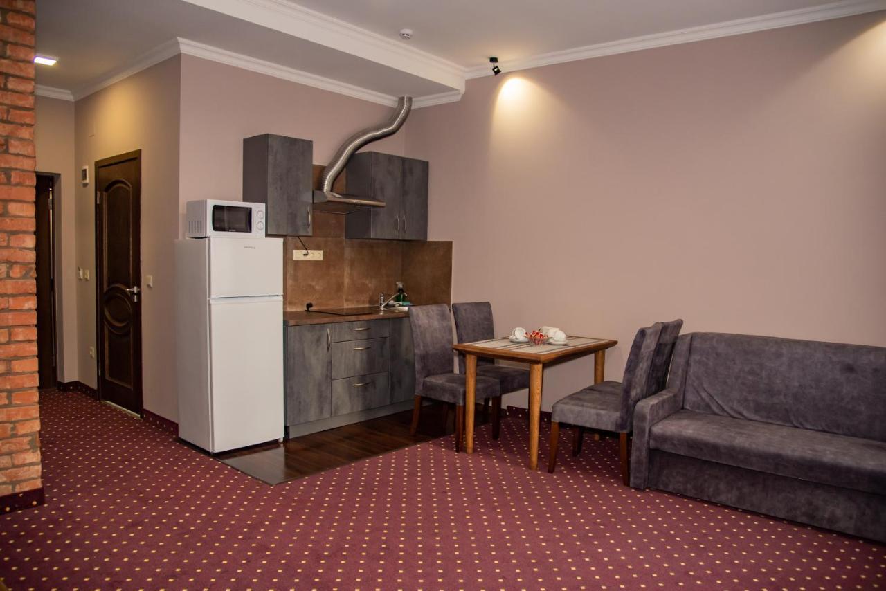 T&S Apart-Hotel Tjernivtsi Exteriör bild